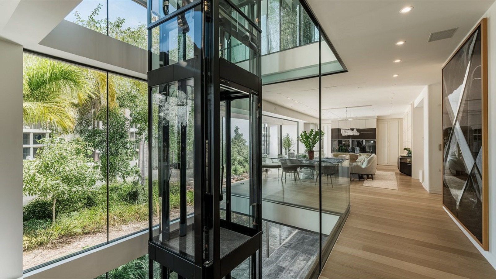 Compact panoramic lift for retail spaces